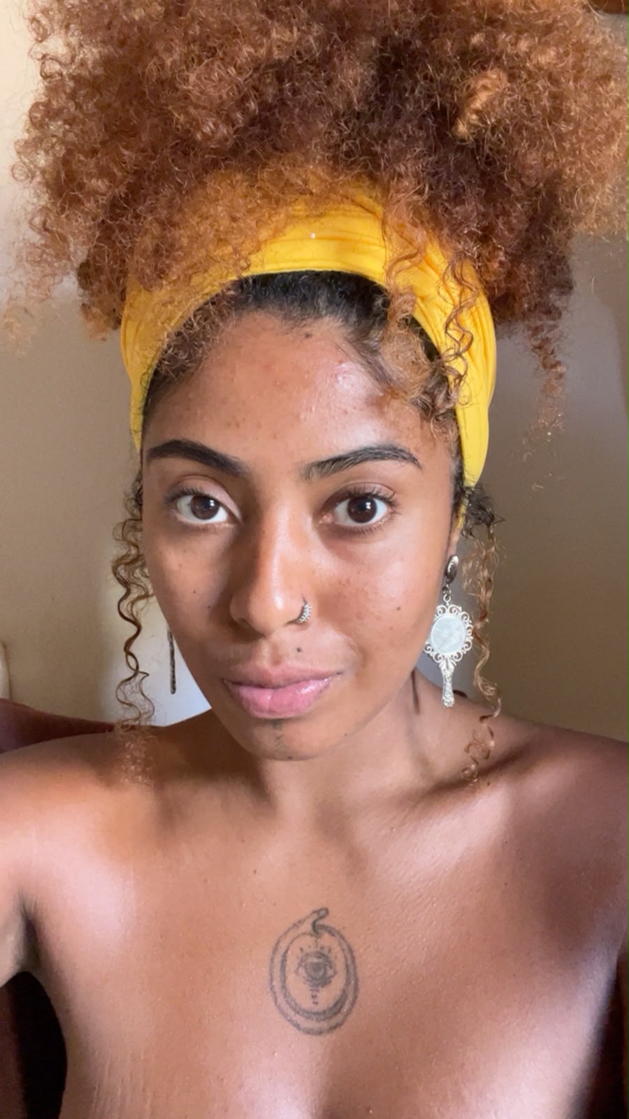 Juliana Passos, com lenço amarelo e brincos artesanais